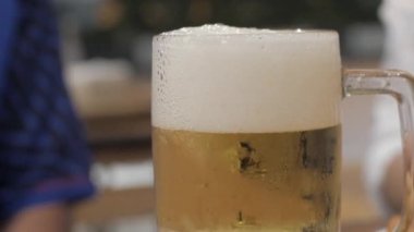 Bira yüzeyi köpüklü bira köpüklü, bira köpüklü bardaklara soğuk bira dökerken bir fincana yakından bakın.