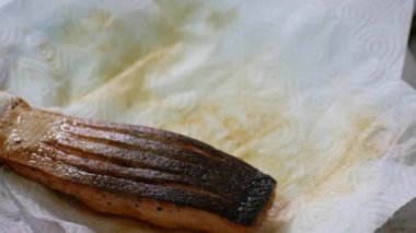 Kızarmış ızgara somon fileto bifteği tabakta, çıtır çıtır derili somon bifteği pişirmeye odaklanın.