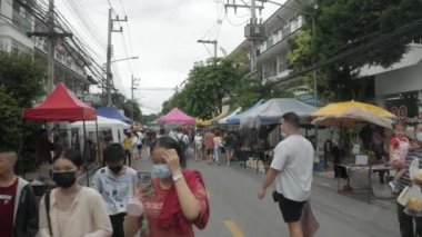 16 Aralık 2023.Chiangmai, Tayland. Kalabalık insan turistleri Chiangmai Thra 'da geziyor ve alışveriş yapıyor. Ünlü yerel hafta sonu gece pazarı.