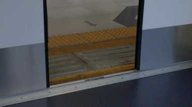 Toplu taşımacılığın otomatik giriş kapılarını açmak ve kapatmak için seçili odak görünümü metro gökyüzü tren istasyonunda durur ve istasyondan ayrılmaya hazırdır.