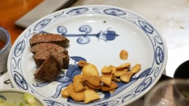 wagyu Kobe bifteği sulu et ızgara tepanyaki Japon restoranında servis edilirken mermer biftekli tepanyaki Japon usulü kızarmış sarımsak ve sebze ile pişirilir.