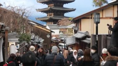 Japonya 'nın 26.2024.Kyoto kentinde kalabalık insanlarla dolu bir sokak manzarası Hokanji Tapınağı' nın Pagoda 'sına ya da Yasaka no tou' ya (Yasaka Pagoda) günbatımı saatinde ulaşır.