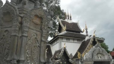 Tayland 'ın kuzeyindeki Chiangmai şehrinin Şehir Sütun Tapınağı' nın (San Lak Mueang) dışında, tapınağın önünde Asya sanat tarzında bir heykel var.