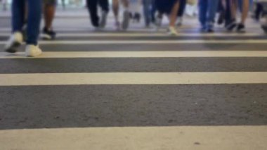 Tayvan 'ın Taipei şehrinde gece vakti Zebra geçidinde karşıdan karşıya geçerken dar açılı manzara, büyük Tayvan şehrinin yoğun trafiğinde cadde kavşağı yürüyüşü