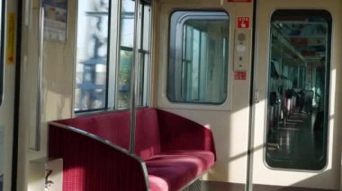 Japonya 'nın Osaka şehir merkezine, Japon toplu taşımacılık geçmişine hızlı bir şekilde ilerlerken, trende hiç yolcu olmadan, içeriden görüldü.