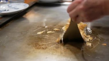 wagyu bifteği ve Japon wagyu bifteği ile yemek için sıcak tereyağında kızarmış sarımsak dilimlenmiş teppanyaki tavasına bakın.