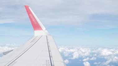 Kanat manzaralı, güneşli bir günde bulutlu bir havada gökyüzünde uçarken mavi gökyüzü seyahat seyahat seyahat seyahat arka planına sahip uçaklar.