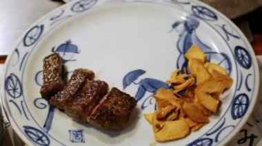 wagyu Kobe bifteği sulu et. Izgara tepanyaki Japon restoranında et tabağında servis edilecek.