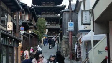 Manzara sokak manzaralı kalabalık insanlar Hokanji Tapınağı 'nın Pagoda' sına ya da Yasaka no tou 'ya (Yasaka Pagoda) gündüz vakti antik Kyoto şehir merkezine gidiyor.