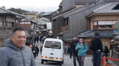 Kiyomizu Dera Tapınağı alışveriş caddesi çevresindeki Higashiyama sokağı manzarası. Antik atölye ile çevrelenmiş turistlerle birlikte.