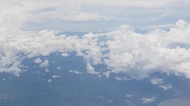 Güneşli bir günde, deniz kıyısındaki adanın üzerinde bulutların üzerinde uçarken hava mavi gökyüzü manzarası seyahat tatil seyahati arka planı.