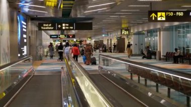 January27.2024.Singapore Changi Havaalanı. Havaalanının içindeki yürüyen merdiven geçidine bakınız.