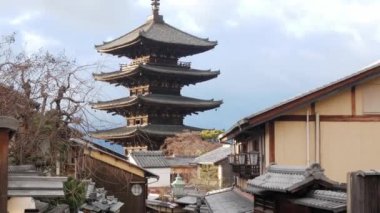 Manzara Hokanji Tapınağı veya Yasaka no tou 'nun (Yasaka Pagoda) Antik Kyoto şehir merkezinde antik Machiya ya da Kyoto şehir merkezi tarzında Pagoda' ya götürür.