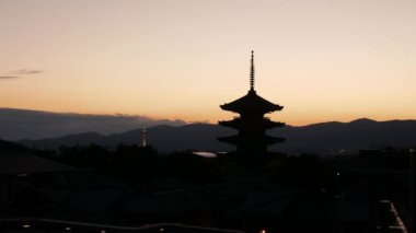 Kyoto 'daki dev Yasaka Pagoda' nın hava manzarası günbatımında antik tapınak mirası sahasında Kyoto şehir merkezindeki ünlü antik Japon tapınağı Kyoto 'daki