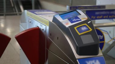 POV, metro toplu taşıma istasyonunun giriş ya da çıkış kapısına trafik saatlerinde ulaşılamayan kartsız giriş ya da çıkış kartı ile yolcu geçişi yapacak.