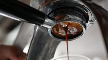 Portafilterden demlenmiş kremalı taze aromalı espresso ile dipsiz portafilter yoluyla elde sıkılan espressoya bakın. Sabah için taze sıcak içecek.