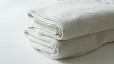 Sabah kalktıktan sonra otel odasının yatak odasında sabahları temizlik yapan bir adam otel odasında yatağını temizlerken keten beyazı yatak manzarası.