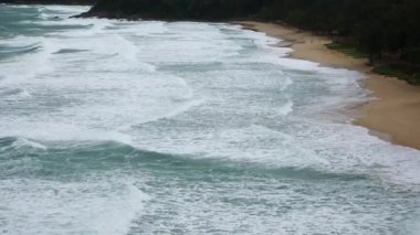 Yaz tatilinde sahile gelen deniz dalgalarının en üst hava manzarası doğal arka plan, güzel deniz dalgaları yaz günbatımı Hindistan okyanus sahili dalgaları