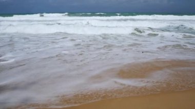 Deniz dalgası manzarası Phuket 'te güçlü rüzgar ve bulutlu gökyüzü ile birlikte Puket körfezine sıçrıyor, yağmurlu yolculuk tatili rüzgarlı strom deniz okyanusu üzerinden geliyor.