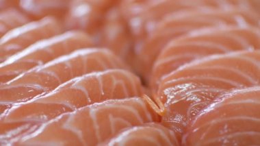 Japon restoranındaki tepside, dilimlenmiş somon balığı ve Japon usulü Japon yemeği Japon usulü taze balık sashimi 'sine odaklan.