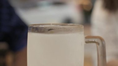 Bira yüzeyi köpüklü bira köpüklü, bira köpüklü bardaklara soğuk bira dökerken bir fincana yakından bakın.