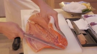 Şef somon balığı dilimlerken Japon restoranında Japon geleneği yemeği, Japon yemeği taze dilimlenmiş balık sashimi
