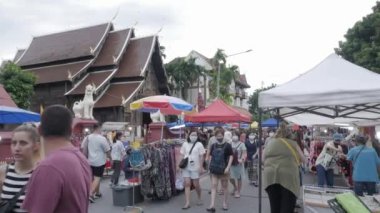 16 Aralık 2023.Chiangmai, Tayland. Kalabalık insan turistleri Chiangmai Thra 'da geziyor ve alışveriş yapıyor. Ünlü yerel hafta sonu gece pazarı.