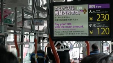 January29,2024.Kyoto, Japonya.dahili görünüm bir sonraki otobüs durağı için bilgi ekranı detaylarıyla birlikte içinde yolcularla birlikte hareket ederken.