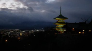 Manzara Kyoto 'daki Pagoda antik tapınak mirası sahasının şafak vakti gün batımında Kyoto şehir merkezi ve dağ sırasının gerisinde Sunset saatinde Kyoto' daki ünlü Japon Tapınağı