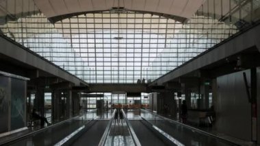 Siluet manzara iç mekan havalimanı çıkış terminali güneş ışığı altında güneşli hava gökyüzü dışarıda gezen bazı yolcular, siluet havaalanı seyahat terminali