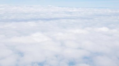 Bulutların üstündeki hava ve gökyüzü ilhamı kavramı sinematik nefes kesici havanın üzerinde uçması yüksek irtifada gökyüzünde temiz hava ve arka planda mavi gökyüzü.