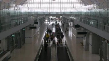 15 Mayıs 2024 Bangkok, Tayland hava sahası manzarası Suvarnabhumi havaalanı terminali terminali giriş ve çıkış terminali havaalanında gündüz vakti havaalanında yürüyen yolcu turistlerle dolu.