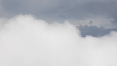 Güneşli yaz mevsiminde uçarken mavi gökyüzü üzerinde beyaz kabarık bulutlardan görüş. Temiz Çevre için doğa mavi gökyüzü bulutu ve güneş, enerji veya ulaşım tatil kavramından tasarruf edin..