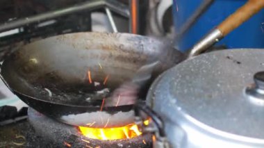 Yerel şef Phuket usulü kızarmış erişte pişirirken yerel Tayland sokak yemekleri Çin usulü kızarmış erişte pişirirken Çin mahallesinde sokak yemeklerinde Çin usulü şehriye pişirirken...