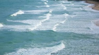 Yaz tatilinde sahile gelen deniz dalgalarının en üst hava manzarası doğal arka plan, güzel deniz dalgaları yaz günbatımı Hindistan okyanus sahili dalgaları