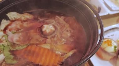 Japon restoranında şahsi fırında kaynatılırken Japon shabu shabu için özel güveç.