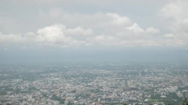 Yerel Chiangmai şehrinin üstündeki hava manzarası dağ tepesinden gündüz vakti bulut ve sis seviyesinin altında.