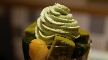 Yakından bakınca Japon usulü güzel parfe tatlısına bak. Dondurma, mochi, yeşil çay ve Japon kahvesinde yeşil çay kreması ile kaplanmış.