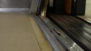 Metro kapısını açmak için seçici odak açılı alçak açı. Kapı kapanmak üzereyken tren istasyonundan ayrılmaya hazır. Halka açık tren ulaşım kapısı seçici odaklanma ile kapanıyor