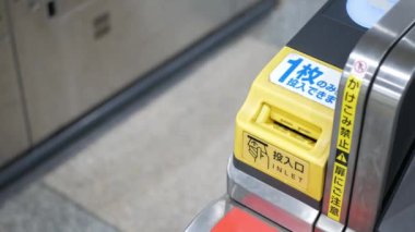 20.2024 Ocak.Kyoto, Japonya. Yolcular metro istasyonunun kapısına biletlerini takarak girerler ve japan tokyo toplu taşımacılığından geçerler.