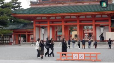 20 Ocak 2024 Kyoto, Japonya.Heian Jingu 'nun ana giriş kapısına bakınız Kyoto kış günü Kyoto' da turistlerin türbeyi ziyaret ettiği ünlü bir shinto tapınağı.