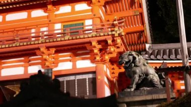 Yasaka Tapınağı 'nın ana giriş kapısının önünde antik zen kyoto mimarisinin ünlü turistik cazibesi gece vakti aslan heykeli görülüyor.
