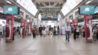 15 Temmuz 2024 Bangkok, Tayland Siam SkyTrain İstasyonu 'nda yoğun bir trafik saatinde yolcu değişimine uğrayan hava treni istasyonundan hareket ederken...