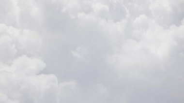 Güneşli yaz mevsiminde uçarken mavi gökyüzü üzerinde beyaz kabarık bulutlardan görüş. Temiz Çevre için doğa mavi gökyüzü bulutu ve güneş, enerji veya ulaşım tatil kavramından tasarruf edin..