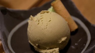 Yeşil çay eşli dondurmanın yakın görüntüsü Kyoto Kafe 'de tatlı tatlı tatlı çay saati için tatlı bir aperatifle