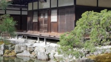 Japon Zen bahçesinin ortasındaki küçük gölet ve kışın akan su manzaralı Japon Zen geleneksel kültürel seremonisi bahçesinin manzarası.
