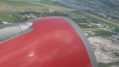 Jet motorlu uçak penceresinden gökyüzüne uçarken güneşli bir günde gökyüzüne tırmanırken mavi gökyüzü seyahat tatil arka planına sahip uçak motoru