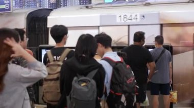 15 Temmuz 2024 Bangkok, Tayland. Siam SkyTrain İstasyonu Platformu 'nda yolcu kalabalığı, kalabalık saatte trenden inip inmeyi bekliyor. Tayland ve toplu taşıma sistemi.