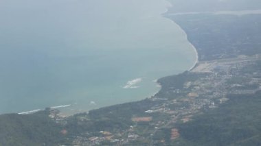 Güneşli bir günde deniz kıyısı adasında bulutların üzerinde uçarken hava manzarası güneşli bir günde gökyüzü mavi gökyüzü manzarası seyahat tatil arka planı