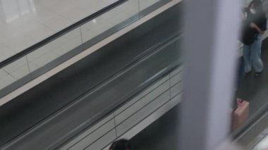 15 Mayıs 2024 Bangkok, Tayland. Bangkok Suvarnabhumi Havalimanı terminalinden ayrılan turistlerle yürüyen yürüyen yürüyen yürüyen merdivene yukarıdan bakınız.